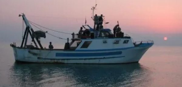 Il peschereccio siracusano Orizzonte sfuggito all'attacco in Libia sta rientrando in Italia