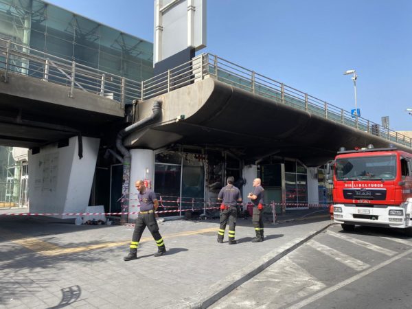 Il rogo all’aeroporto di Catania e l’inchiesta della Procura: che cosa sappiamo fino ad ora