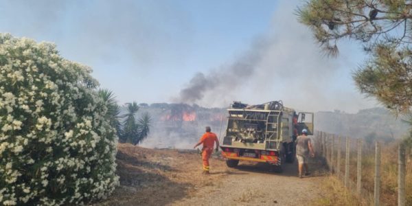 Incendio a Vulcano, in azione vigili del fuoco e Canadair: tra le piste l'ipotesi del dolo