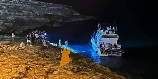 Imbarcazione maltese finisce contro gli scogli a Cava d'Aliga: non rispettate le regole del mare