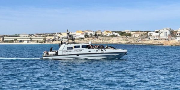 In poche ore 17 sbarchi a Lampedusa, arrivati 652 migranti