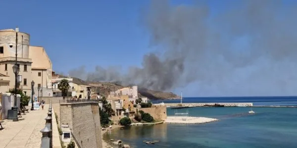 Incendi anche nel Trapanese, paura a Castellammare del Golfo e Calatafimi