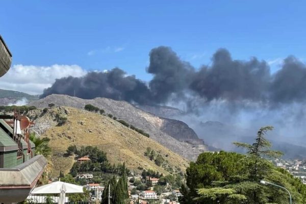 Incendi, apicoltore perde la casa tra le fiamme: «Il Comune non bonifica e ora non ho più nulla»