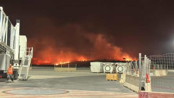 Incendi in Sicilia. Riapre l'aeroporto di Palermo. Schifani: "Chiederemo lo stato d'emergenza"