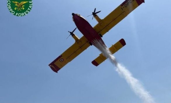 Incendi: notte di fuoco nel Catanese, chiesti i Canadair