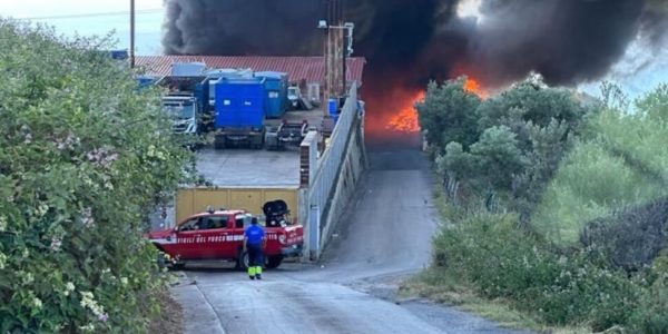 A fuoco la discarica di Torrenova, paura per una nube tossica: l'allarme del sindaco Mancuso