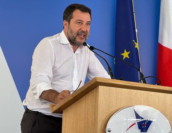 Incendio aeroporto, Salvini pronto a convocare un tavolo per accelerare la riapertura