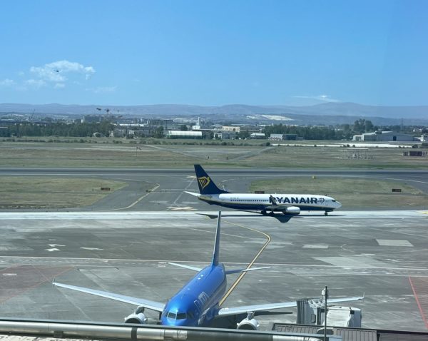 Incendio, aeroporto di Catania ancora nel caos: voli dirottati su Palermo, Comiso e Trapani