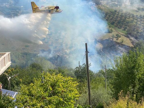 Brucia bosco a Licata, in azione elicottero e due Canadair