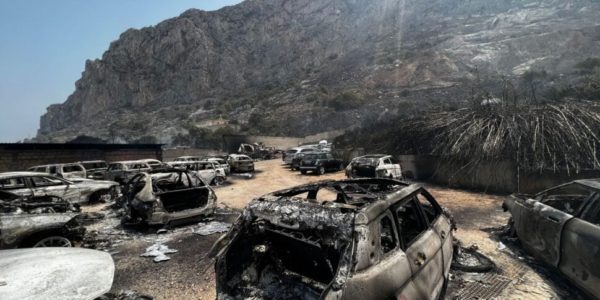 Nube nera a Isola delle Femmine: a fuoco una concessionaria di automobili