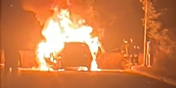 L'auto va a fuoco a Villagrazia di Carini, paura per una famiglia