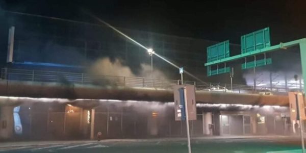 Incendio e paura all'aeroporto di Catania: fuggi fuggi di turisti, voli sospesi fino al 19