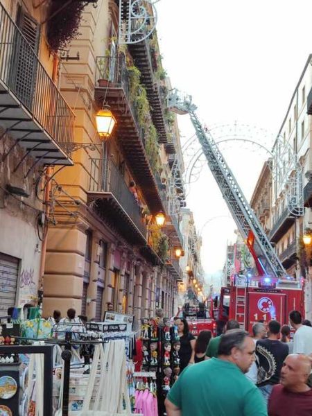 Fiamme in appartamento a Palermo, intervengono pompieri