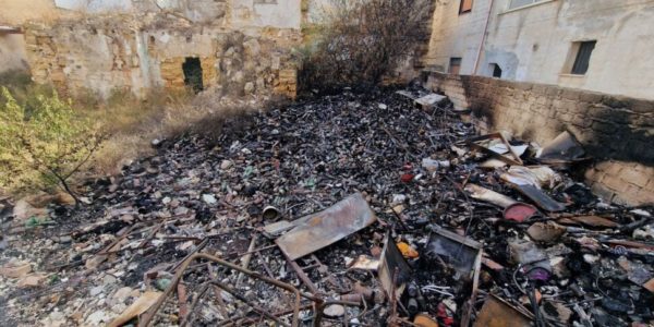 Discarica abusiva in fiamme: momenti di paura nel centro storico di Mazara