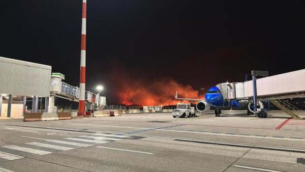 Incendio attorno all'aeroporto di Palermo, chiuso scalo