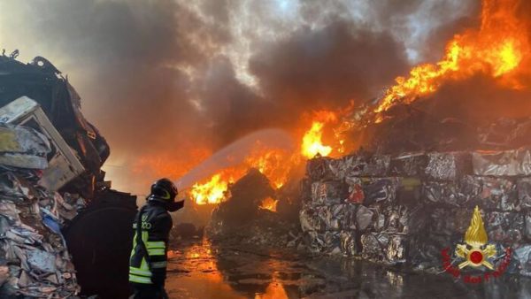 Incendio attorno all'aeroporto di Palermo, chiuso lo scalo