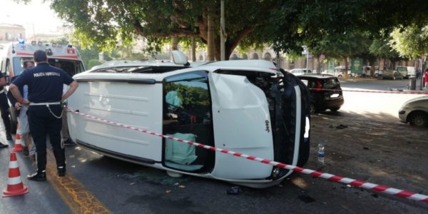 Incidente a Palermo, auto si ribalta su una fiancata vicino alla stazione centrale: un ferito