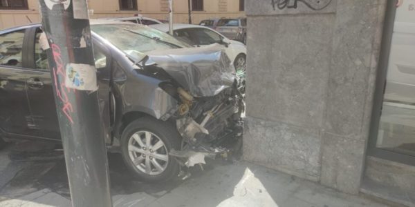 Incidente a Palermo, schianto tra due auto in via Mariano Stabile: tre feriti