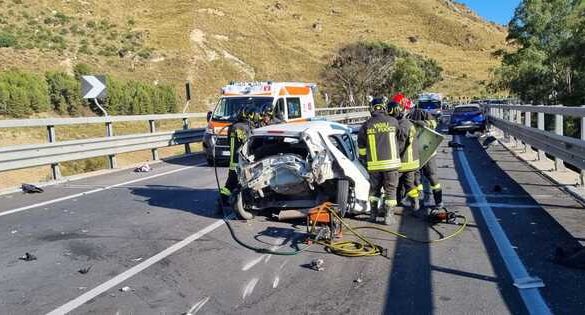 Scontro sulla Caltanissetta-Gela, due morti e una donna grave