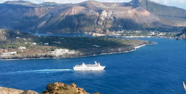 Collegamenti per le isole minori Sicilia, scongiurata riduzione delle corse: intesa tra Regione e Caronte Tourist