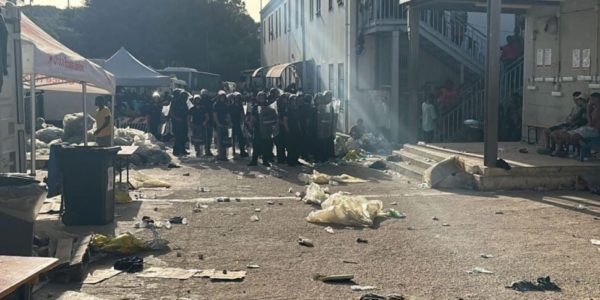 La rissa all'hotspot di Lampedusa, diciottenne sudanese ferito trasferito in elisoccorso