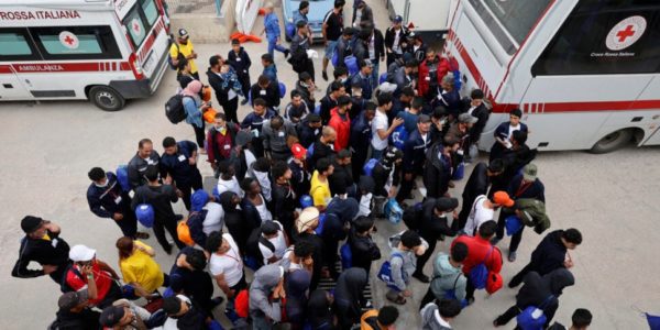 Lampedusa, arrivati 1.400 migranti in 24 ore: nel centro accoglienza sono oltre 2.200