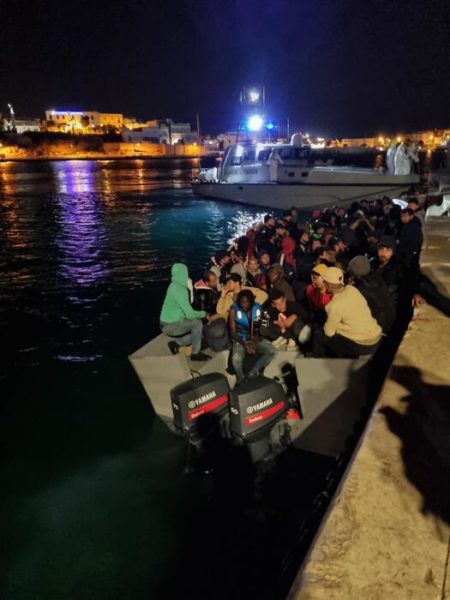 Sette approdi nella notte a Lampedusa con 350 migranti