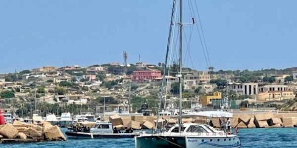 Lampedusa, l'hotspot scoppia: ci sono 3.279 migranti, otto volte la capienza prevista