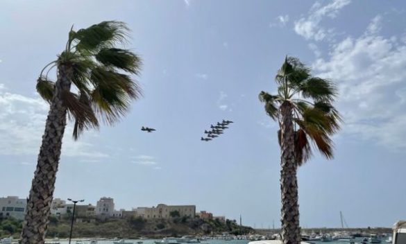 Frecce tricolori volano su Lampedusa