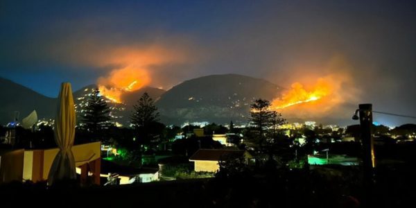 Bruciano le colline attorno a Palermo, le fiamme minacciano le case, chiuso l’aeroporto di Punta Raisi