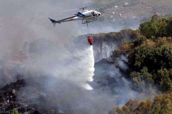 Le fiamme bloccano l’ambulanza, anziana muore nel Palermitano