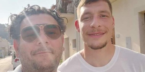 L'ex rosa Belotti a San Vito Lo Capo con la moglie palermitana Giorgia Duro, selfie coi fan