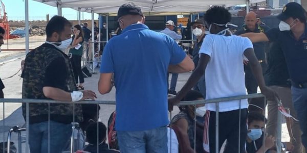 L’hotspot di Lampedusa è di nuovo al collasso con oltre 3 mila migranti