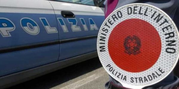 Licata, supera le auto incolonnate per un incidente e insulta gli agenti: denunciato