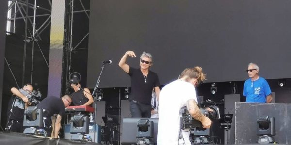 Ligabue apre la giornata di prove al concerto di Radio Italia a Palermo