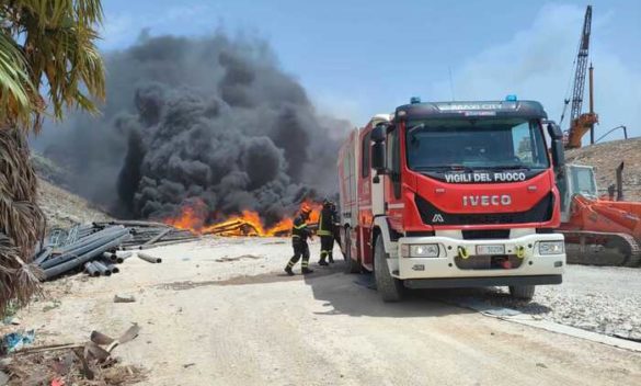 Ancora attivo l'incendio nella discarica di Palermo