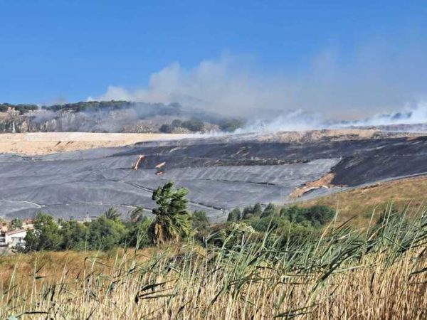 Incendio nella discarica di Palermo non ancora spento