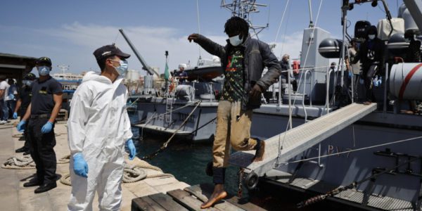 Non si ferma l'ondata di sbarchi a Lampedusa, 2 mila ospiti nell'hotspot