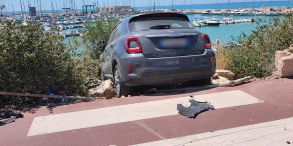 Marina di Ragusa, niente freno a mano: corsa pazza di un'auto senza conducente, muro sfondato