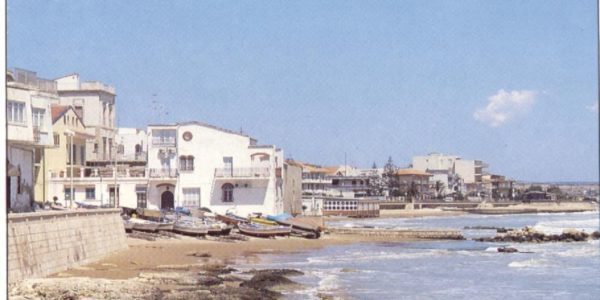 Marina di Ragusa, scivola sugli scogli e perde i sensi: salvato da un'infermiera e un vigile del fuoco