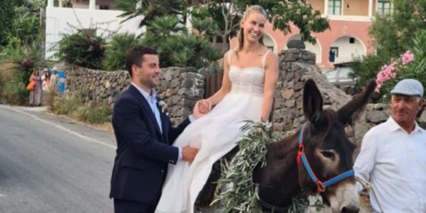 Matrimonio da favola a Filicudi: la sposa australiana a dorso di mulo