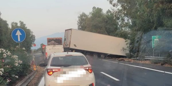 Messina-Catania, autocompattatore si scontra con un Tir e finisce nella scarpata: due feriti, uno grave