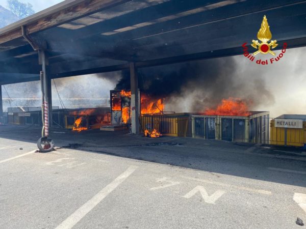 Messina, da rogo di sterpaglie a pericoloso incendio: il fuoco lambisce le case e devasta l’isola ecologica di Pistunina