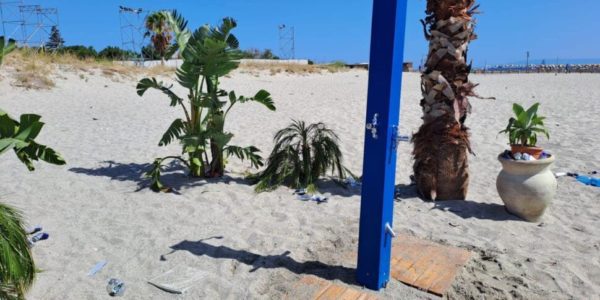 Messina, la spiaggia di Torre Faro nel mirino dei vandali