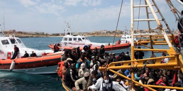 Migranti, altri 88 salvati e sbarcati a Lampedusa: un donna sta per partorire