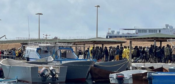 Migranti, bimbo di 2 anni cade dal molo a Lampedusa: salvato da un finanziere