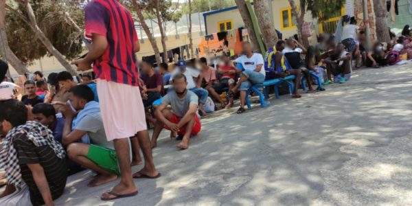 Migranti minori tentano la fuga dall'hotspot di Lampedusa, bloccati dalla polizia