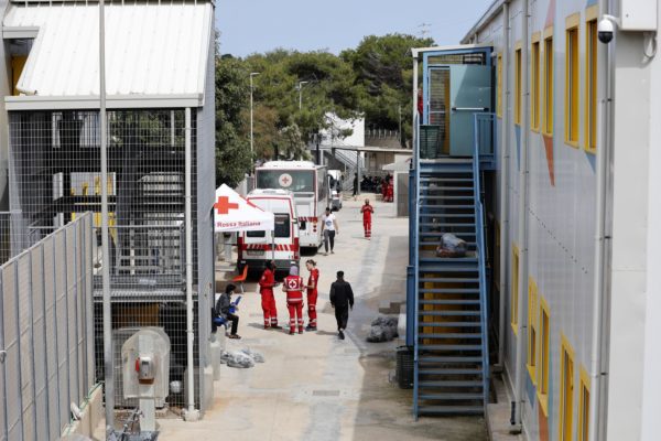 Migranti: rissa fra minori in hotspot Lampedusa, 15 feriti