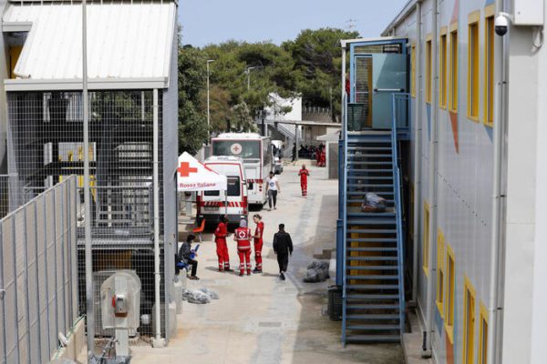 Migranti: rissa fra minori in hotspot Lampedusa, 15 feriti