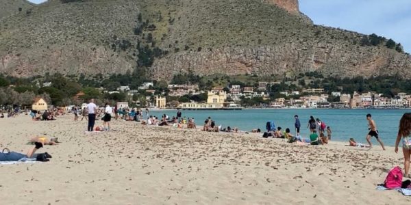 Mondello, morta in spiaggia una donna di 82 anni: un malore mentre faceva il bagno